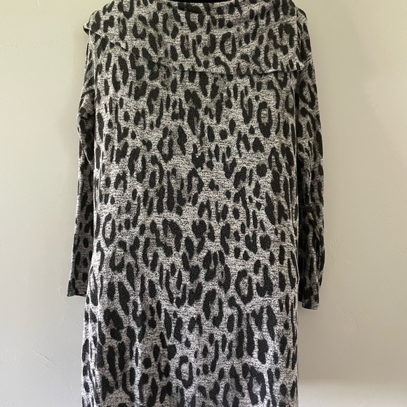 Chicos’s size 0 snow leopard tunic - Picture 2 of 5